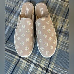Cloudsteppers By Clarks Breeze Shore Taupe Combination Daisy Slip On Shoes 6.5